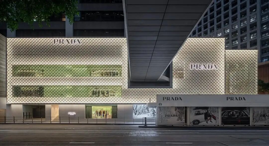 上图：Prada 置地广场旗舰店，是品牌在亚太区最大的旗舰店