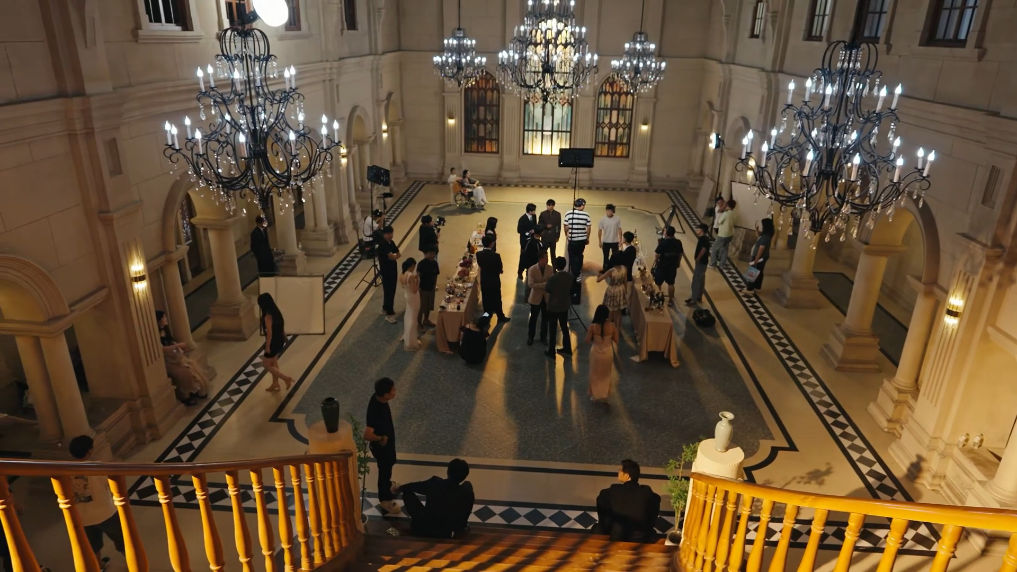 2025年7月，河南省郑州市金水区一微短剧拍摄基地，某微短剧正在搭建的“宴会厅”场景中拍摄。新华社记者杨金鑫 摄