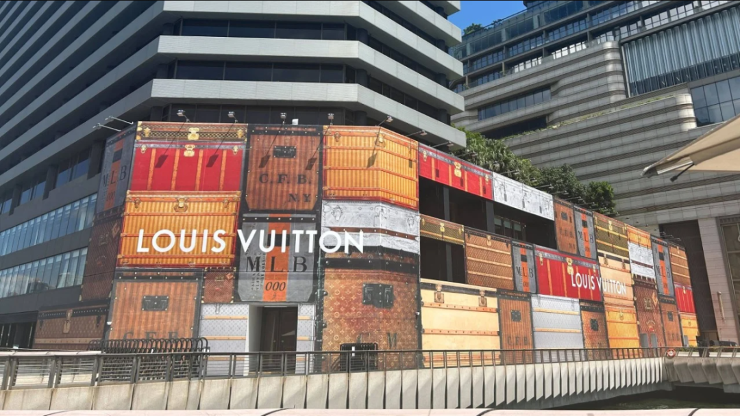 上图：香港 K11 Musea 的 Louis Vuitton 旗舰店正在围挡