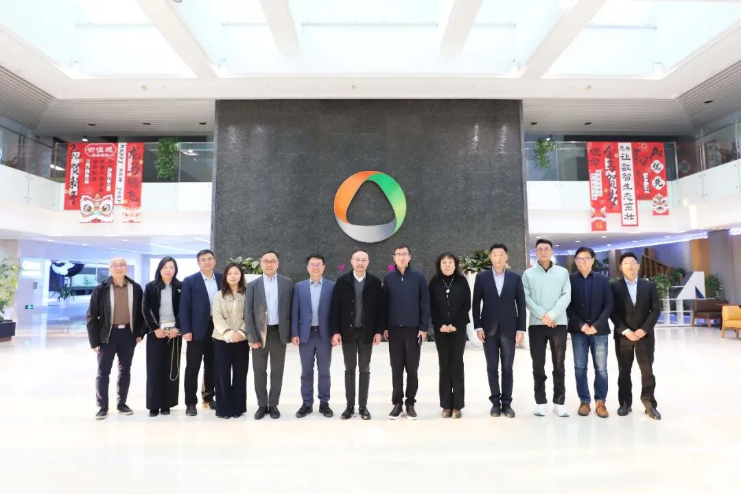 图：双方合影留念