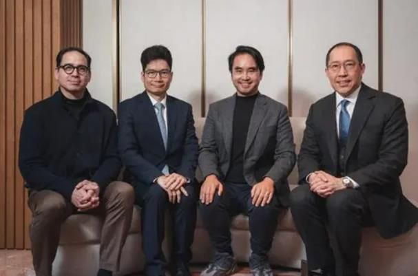 包文骏（左一）及黄永光（右一）获委任为香港金钱传承学院副主席，左二为财库局副局长陈浩濂，右二为郑志刚。