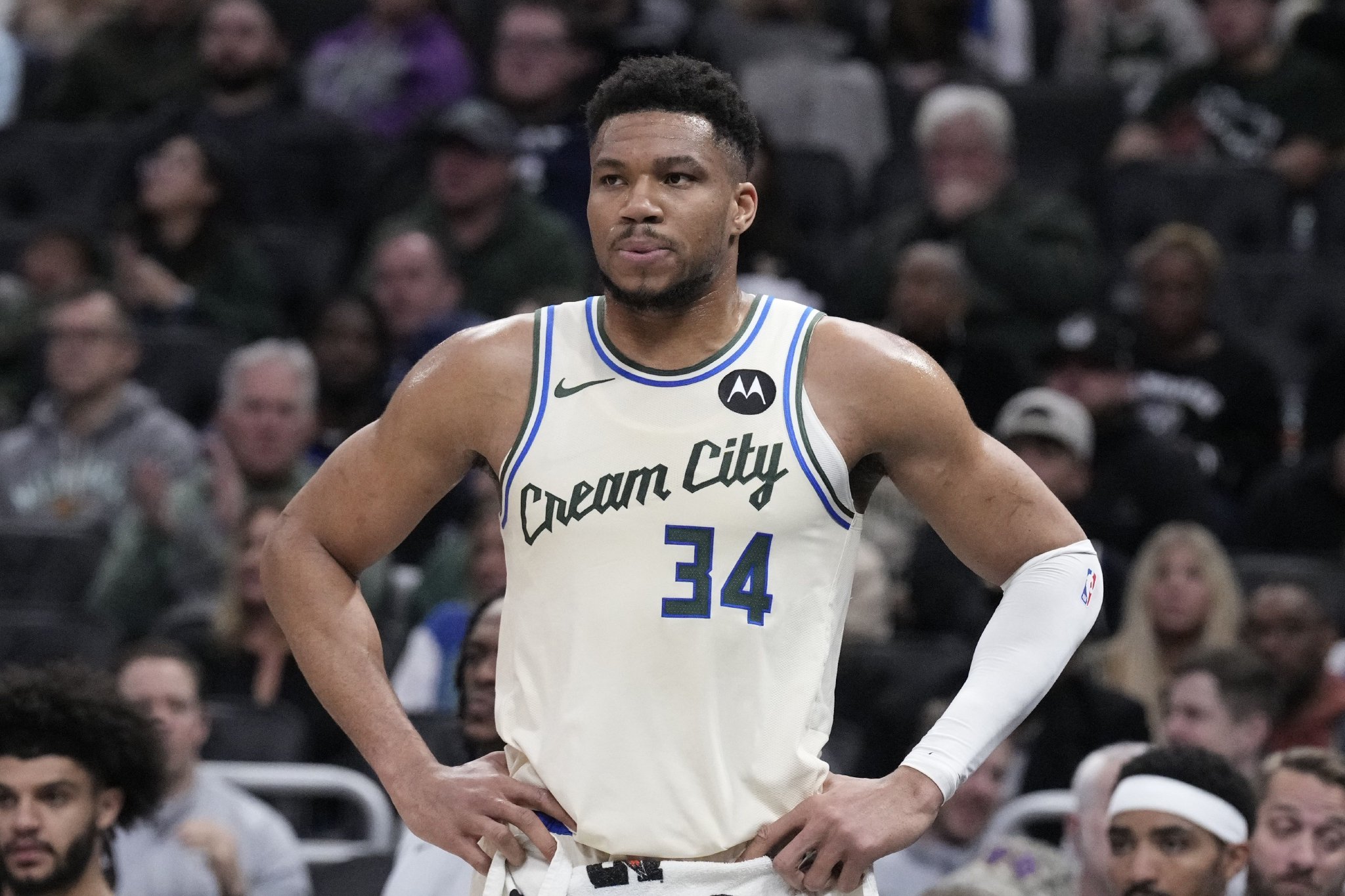 Shams：NBPA与字母哥及其经纪人进行了沟通 他们相信字母哥想复出