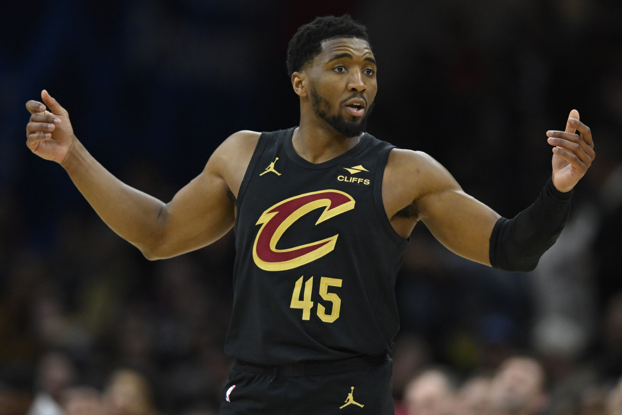 米切尔：赛季初我们在尝试不同防守 相信最后阶段能提升