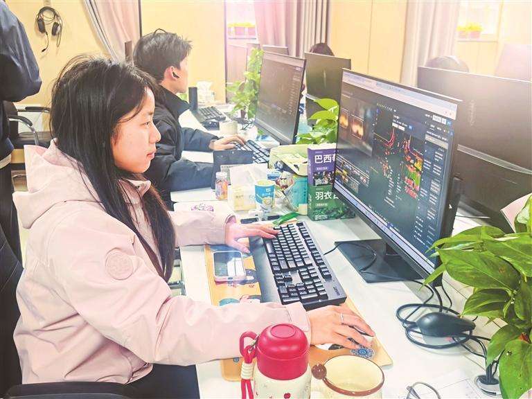 马灿在处理新的标注任务。 贵州日报天眼新闻记者 陈杨 摄