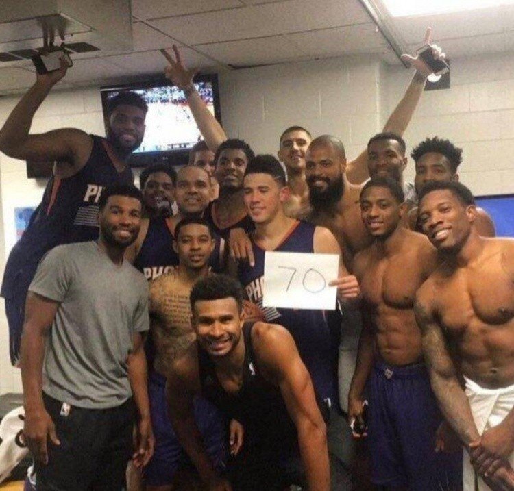 9年前的今天：布克对阵绿军狂砍70分 成为史上最年轻70分先生