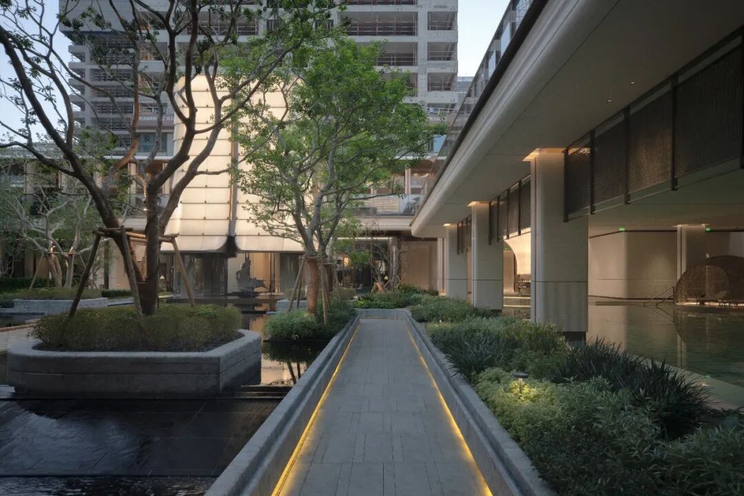 ▲黎锦纹样铺就的泉涌 光影摇晃 黎锦的秩序之美触手可及