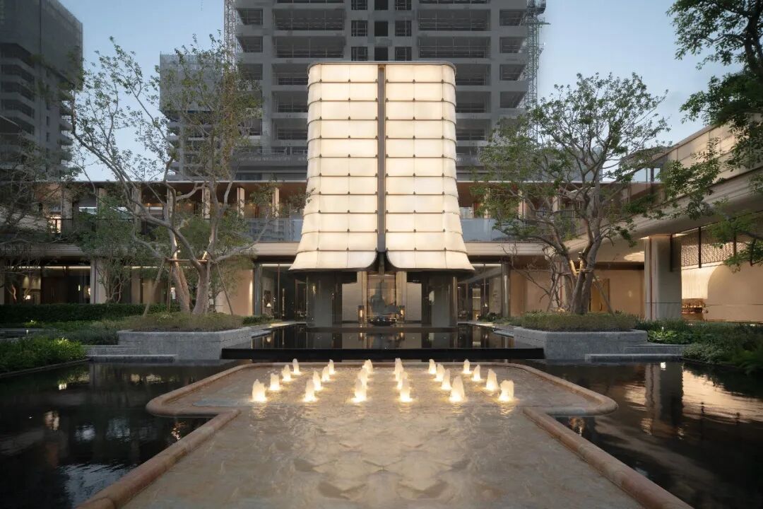 ▲黎锦纹样铺就的泉涌 光影摇晃 黎锦的秩序之美触手可及