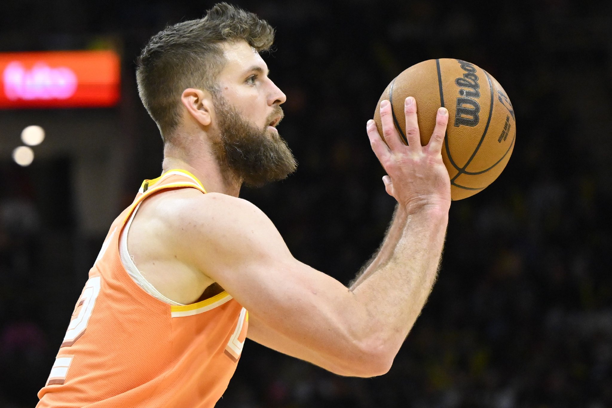 骑士背靠背迎战热火 迪恩·韦德热身时右脚踝扭伤将缺席比赛