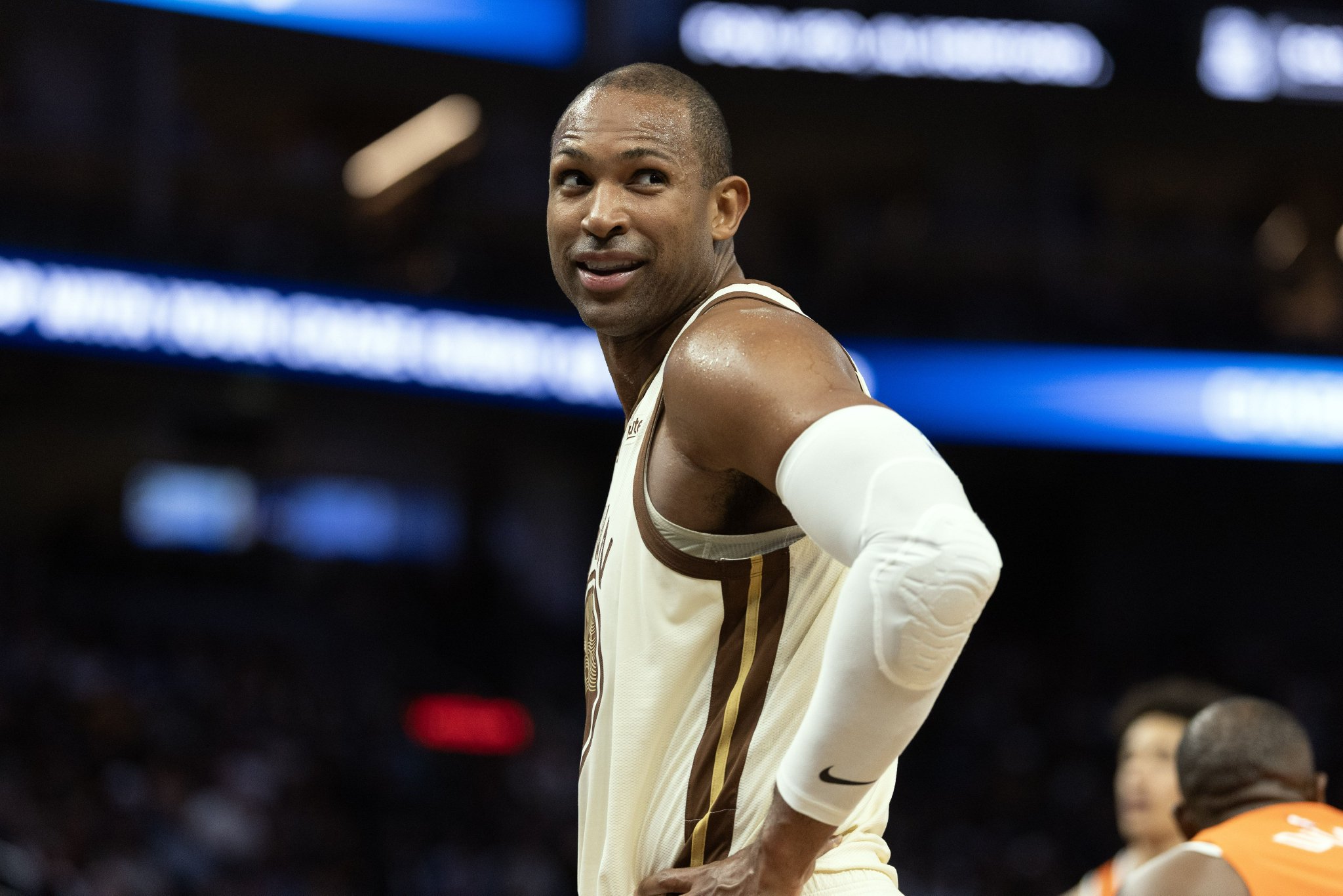 此前因小腿拉伤已连续缺阵七场！科尔：霍福德周六预计缺战奇才