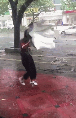 ▲▲▲大风天气可能造成高空坠物、树木倾倒等增加户外活动和出行安全风险！