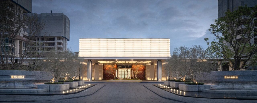 ▲大门如一顶冠冕悬浮眼前