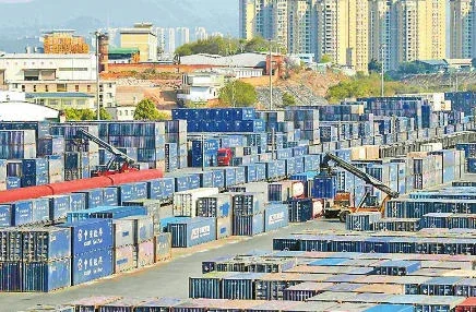 中铁联集王家营西集装箱中心站内装卸作业繁忙有序。 通讯员 殷学合 摄