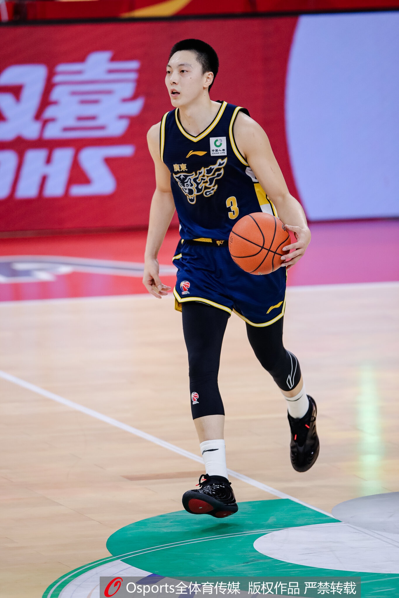 媒体人：徐杰和胡明轩的球权多了 广东输球是实力不够但拼劲可以