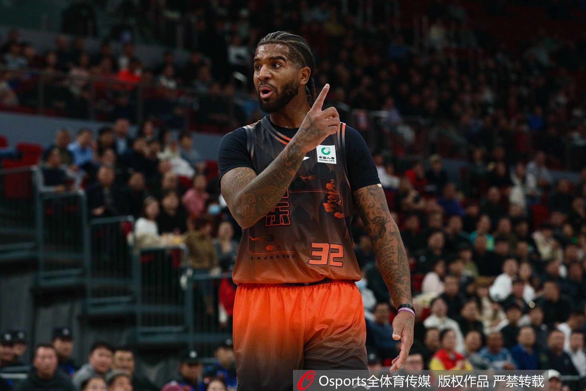 媒体人：山东取消注册克里斯但肯定不会裁掉他 只是让他安心养伤