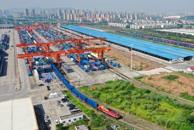 中欧班列（成渝）号列车