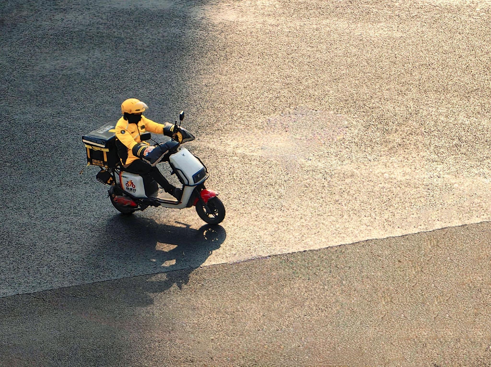 外卖大战周年考：美团贴身肉搏亏了234亿，王兴透露“今年一季度持续减亏”_乐游天下