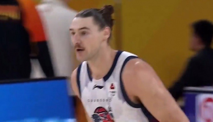 可圈可点！山东新援斯蒂尔首秀18分钟9中6拿到16分10板 三分3中2