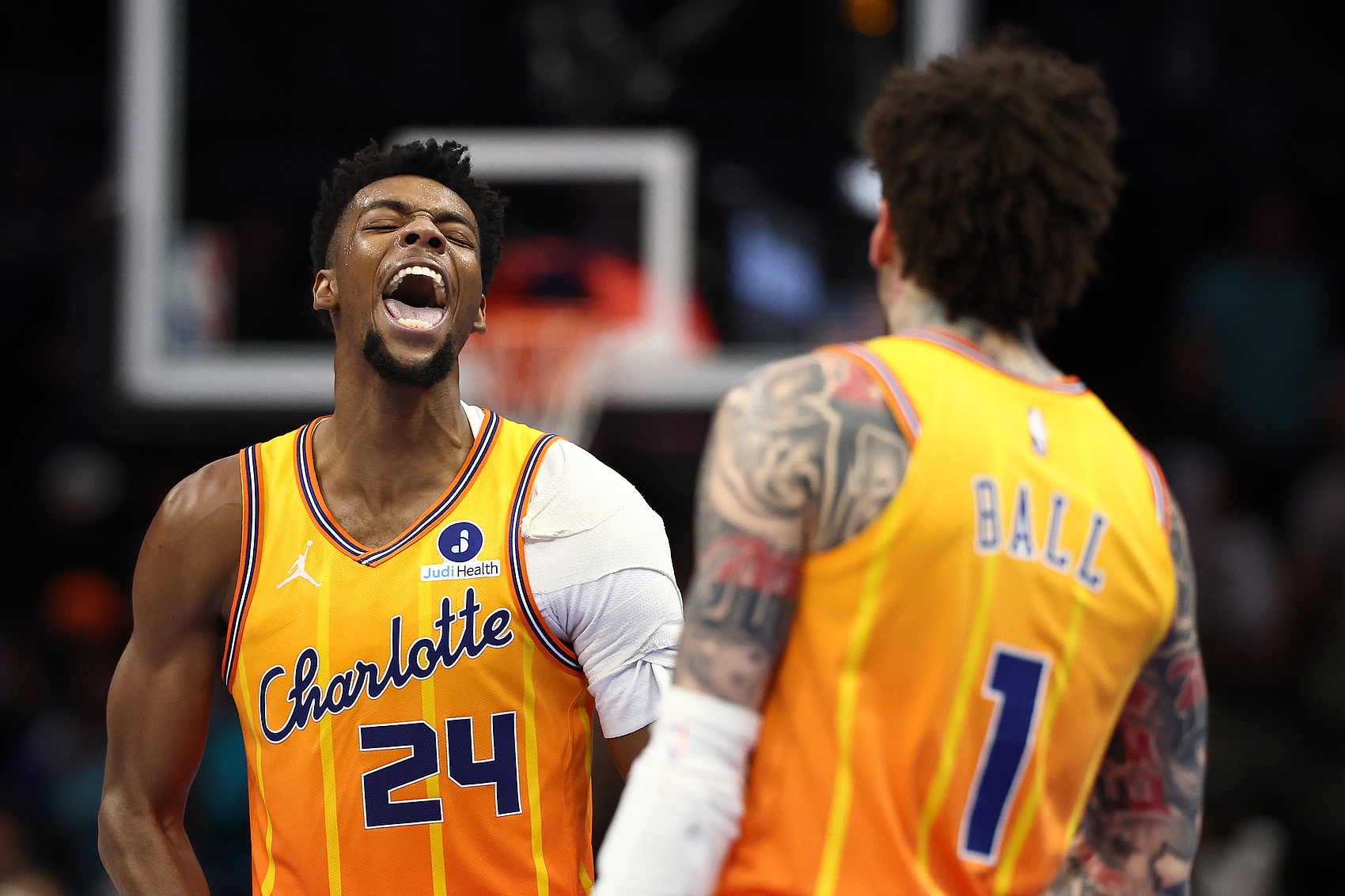 后场双子星！三球14中7砍22分5板6助 米勒三分8中4砍21分8板3助