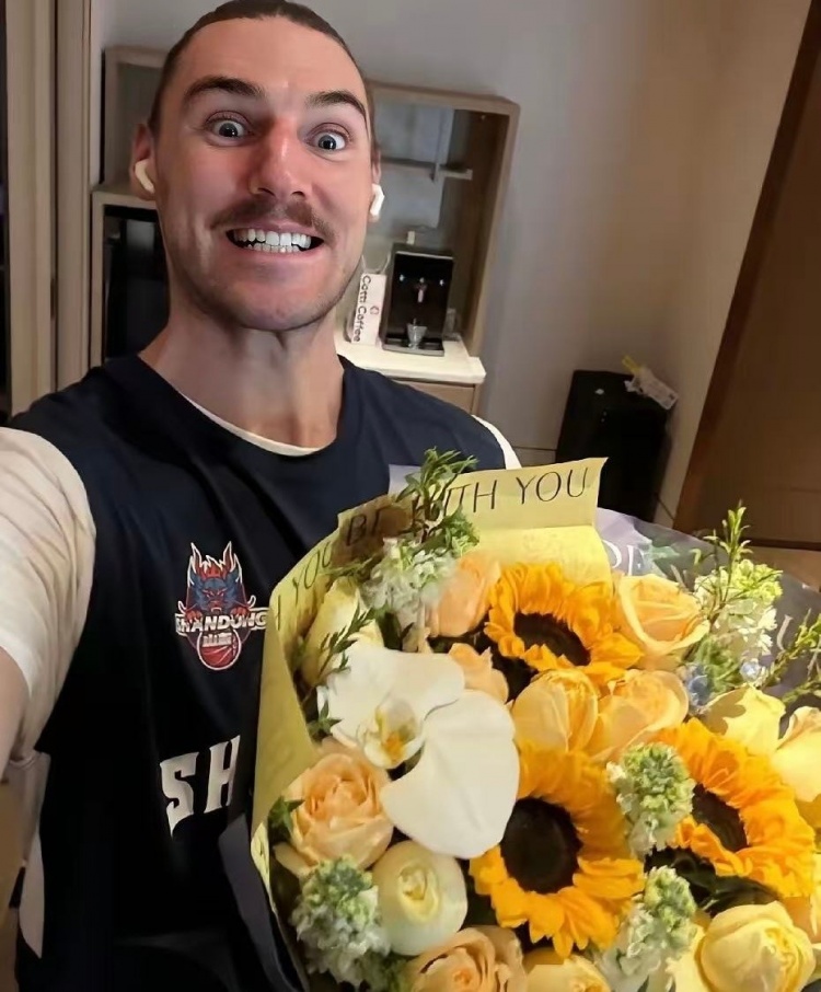 今晚能打！媒体人：山东外援斯蒂尔已完成注册公示 符合参赛条件