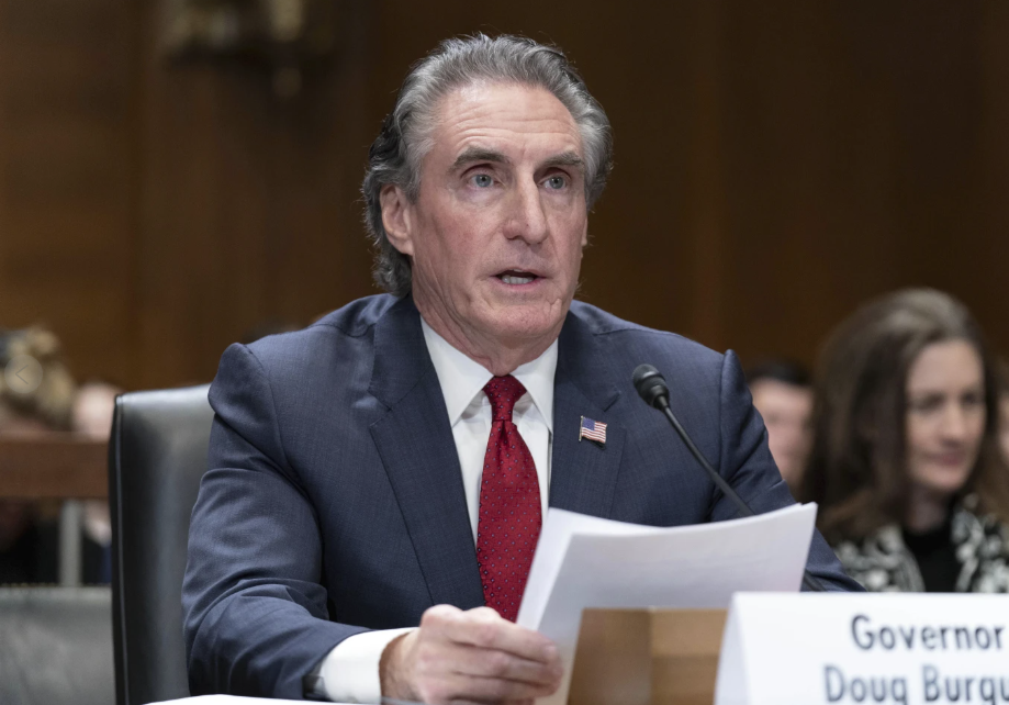 马屁新境界，美国内政部长：委内瑞拉要为特朗普立雕像