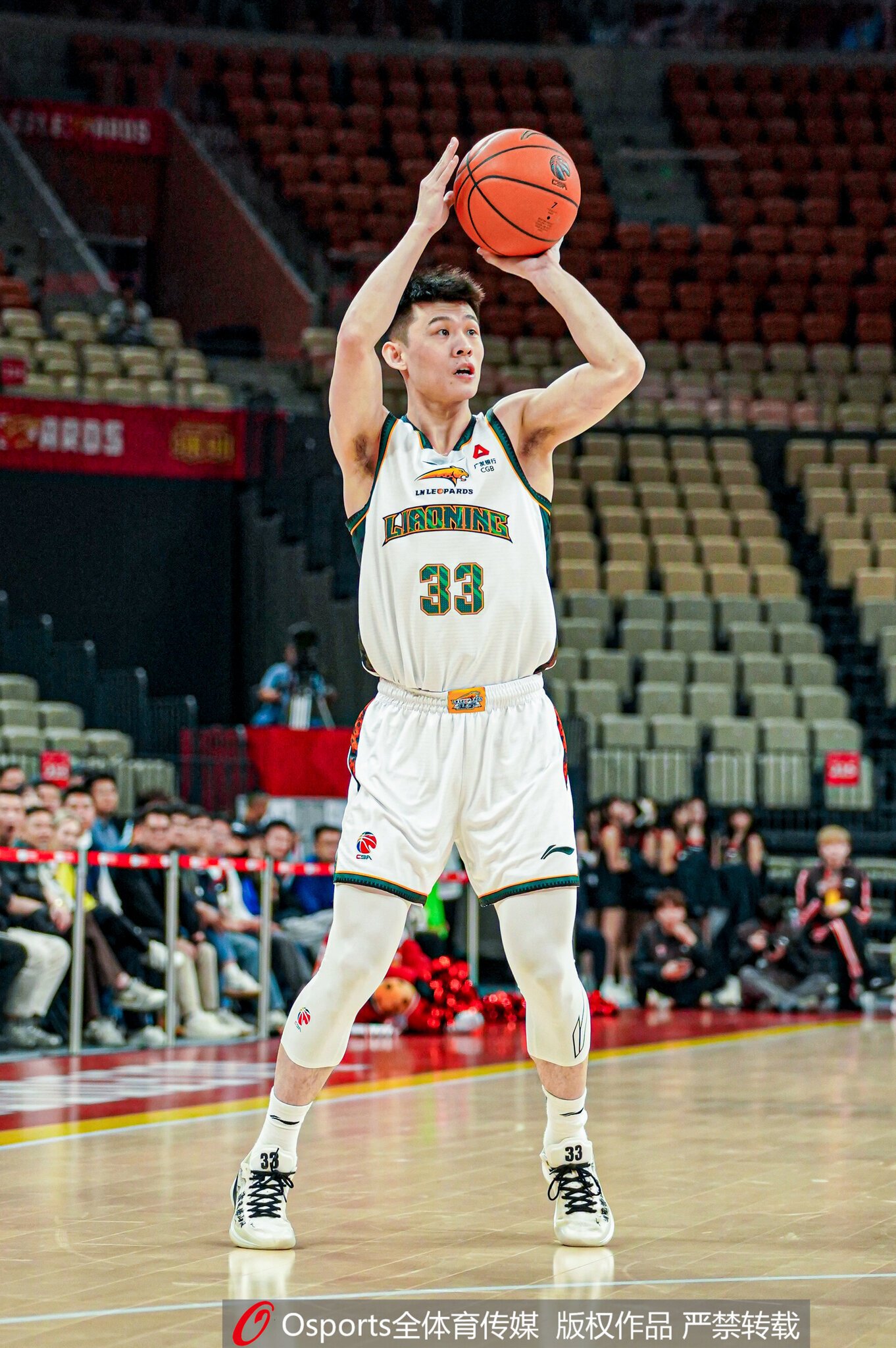 手感冰凉！王岚嵚半场4中0一分未得还有3犯规 正负值-14最低