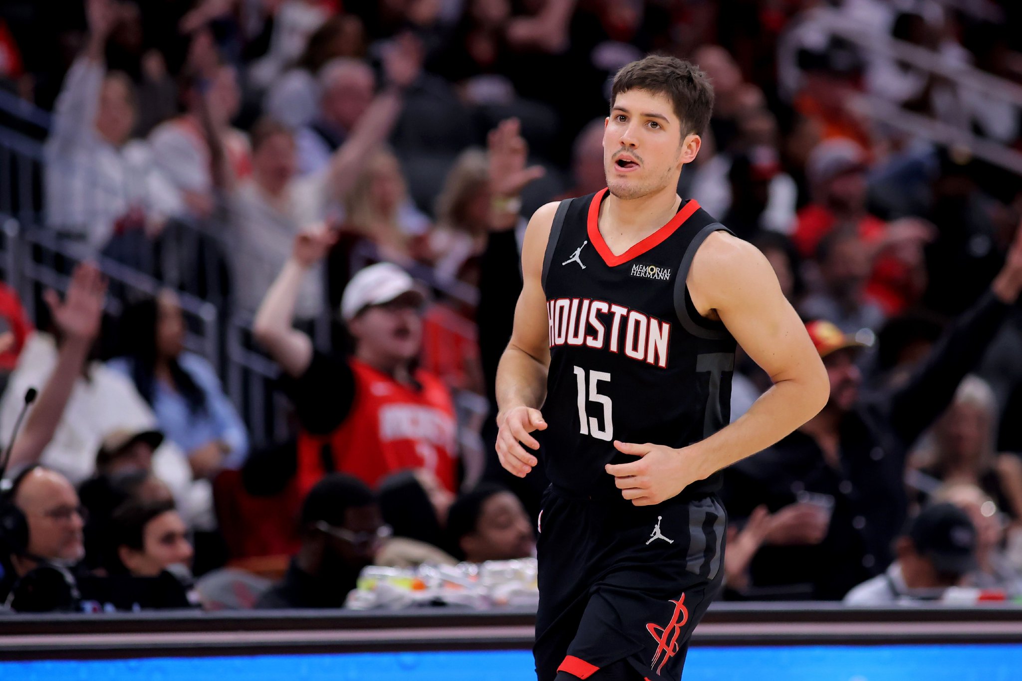 身手全能！谢泼德半场10中4拿到10分5板3助4断1帽 正负值+4