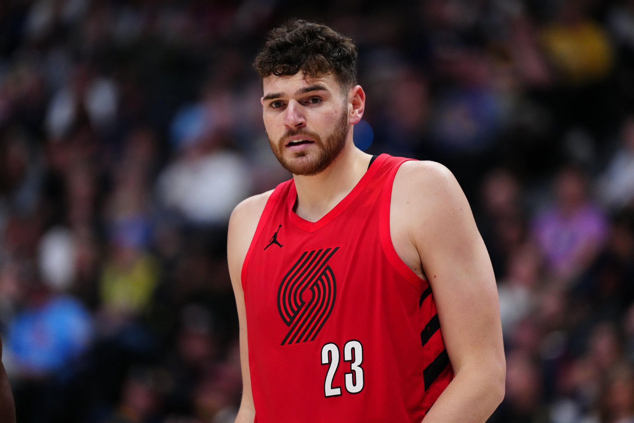 太迷了上篮扣篮全不进！克林根上半场4中0仅得1分 拿到7个篮板