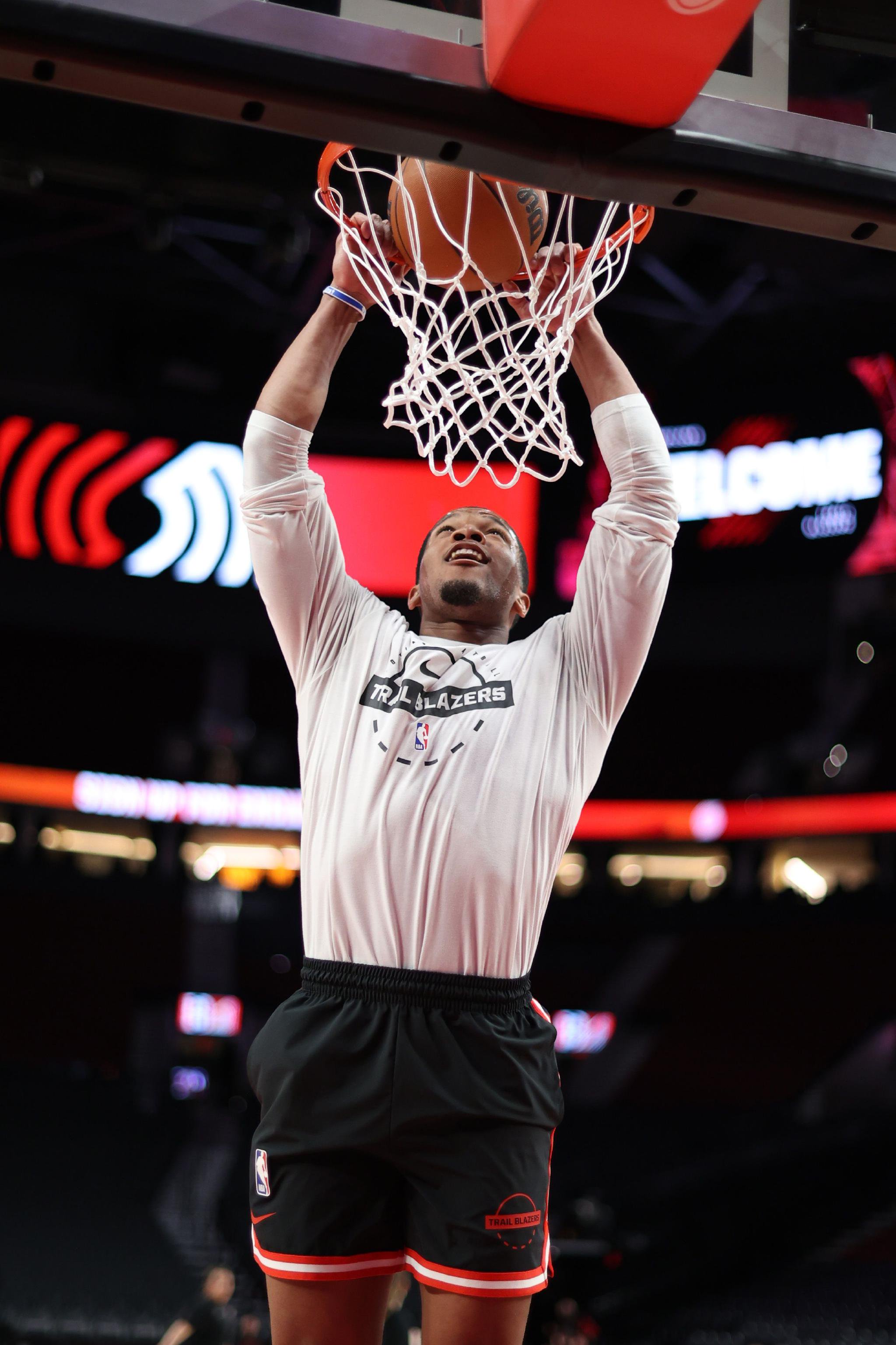 助攻小杨价值千金！扬布拉德12中9&三分4中3砍下34分6板3助