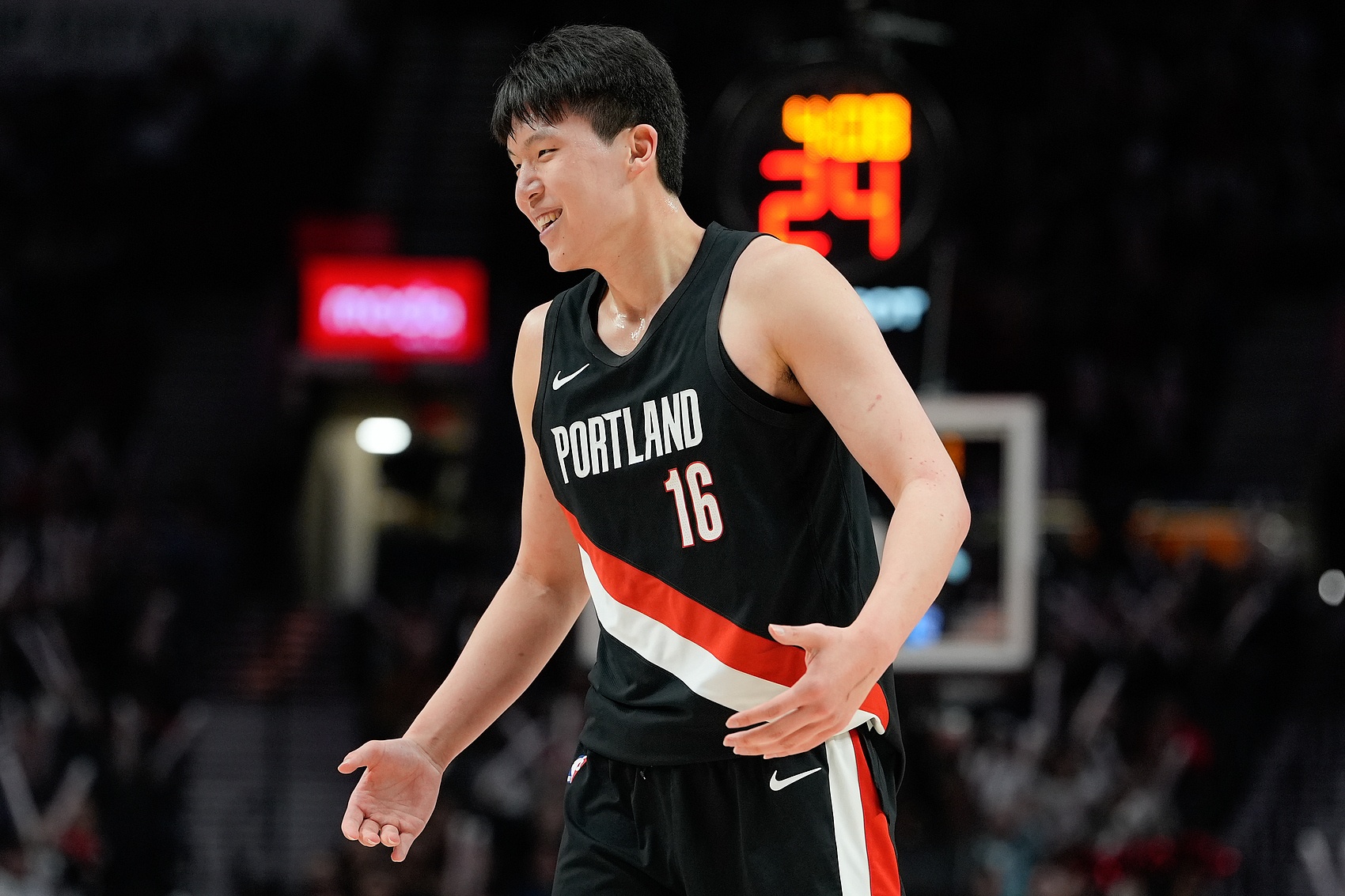 媒体人：杨瀚森拿走比赛用球 高强度卡位战末节爆发 可以狠狠怒吼