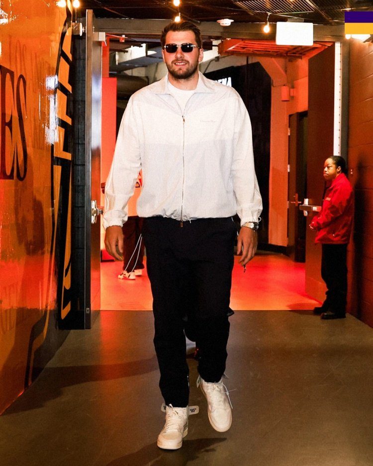 回归主场！湖人官推晒赛前入场照：到达现场