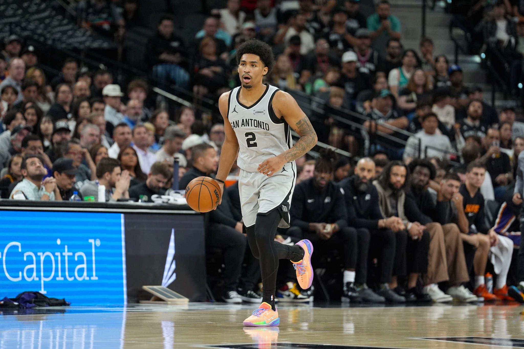 稳扎稳打！哈珀半场12分钟5中4贡献10分2助 三分2中2