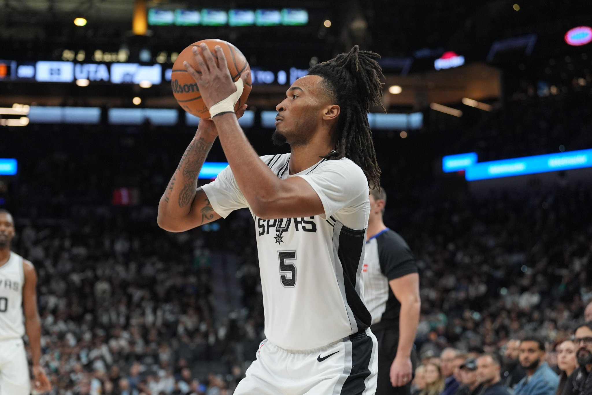 三双到手！卡斯尔13中9拿22分10板10助 正负值+19