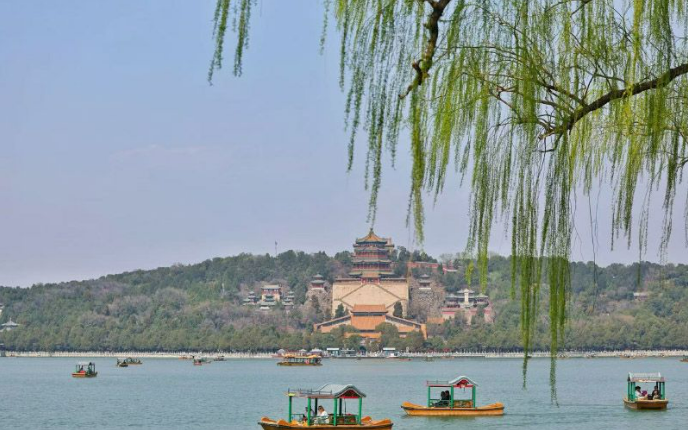 ▲3月29日，北京颐和园，游客泛舟昆明湖。新京报记者 王飞 摄