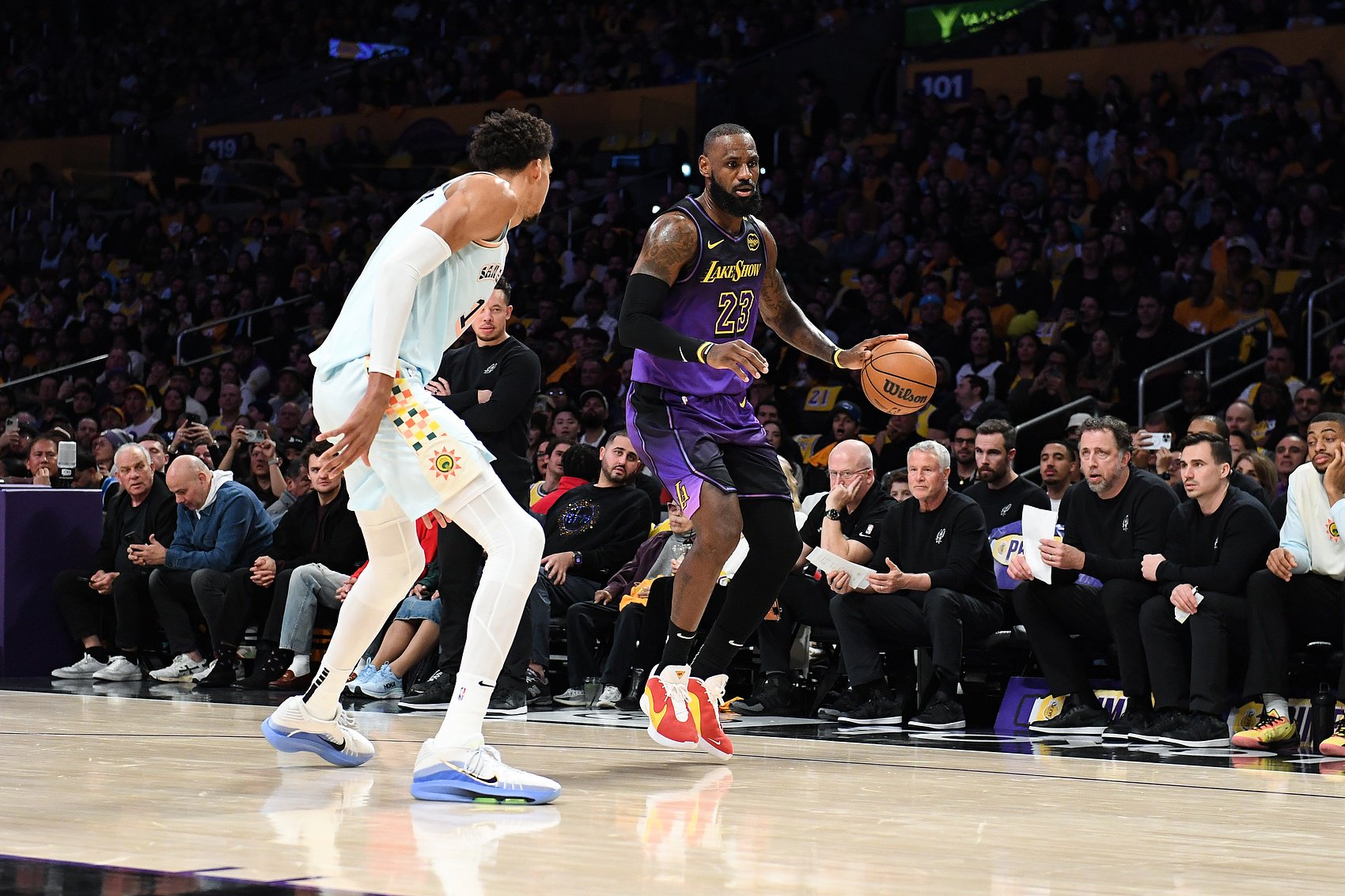 马刺56胜18负&凭借交手优势正式锁定西部前二 湖人无缘西部第二