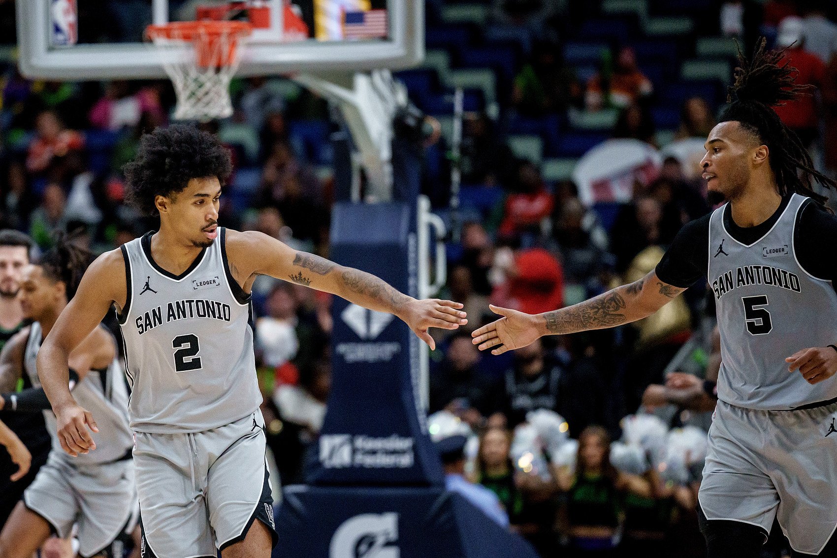 米奇：卡斯尔和哈珀在打磨外线投篮方面的努力值得称赞