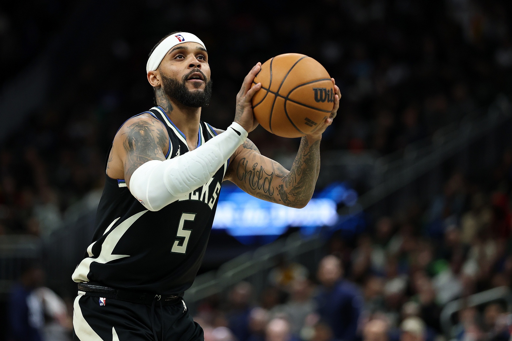 怎么打？雄鹿第三节轰进8记三分 单节仍以34-35净负马刺1分