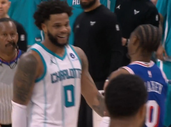 恶心兄弟！小乔拒绝与马克西握手 后者指着他邪魅大笑 乐出牙膛