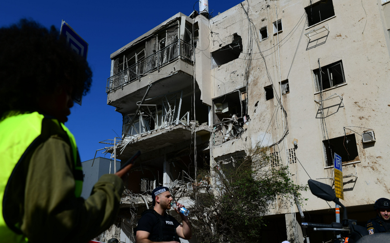 ▲贵府图：3月24日，在以色列特拉维夫，济急东谈主员在导弹勤劳现场使命。图/新华社