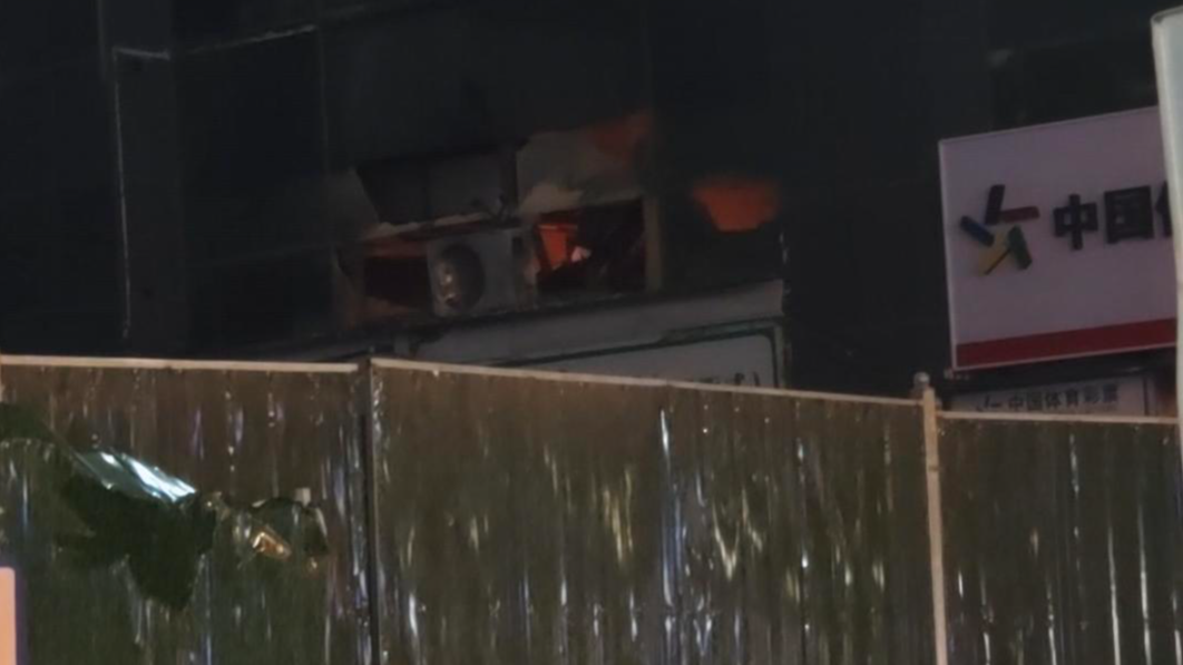 太原怡和巷火灾现场再次着火 消防救援迅速抵达火情被及时扑灭