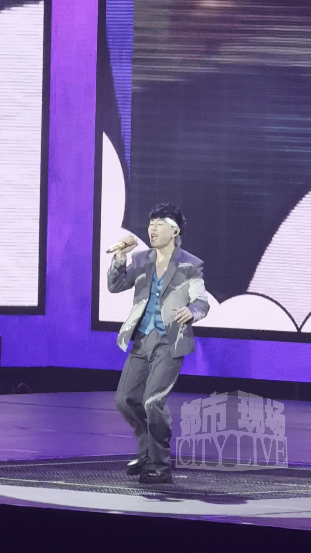 胡彦斌南昌演唱会首唱新歌《看情况》,称“逃避是最有用的,但只能暂时逃避”|胡彦斌_新浪财经_新浪网