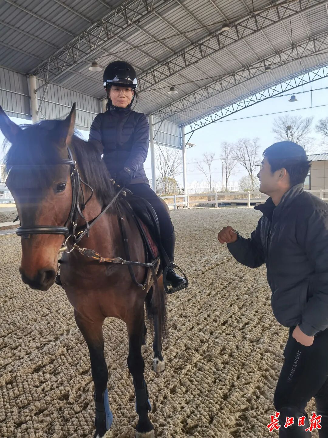 邱雯婧(骑马者)在教练翟涛的指导下学习马术。长江日报记者杨佳峰 摄