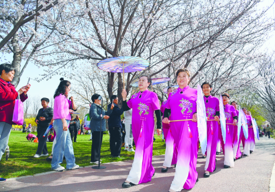 ��ʯ��ׯ��ʯ������Ļ���԰�ͻ��ڣ�����ģ�ض�Ϊ�οͽ��б��ݡ�