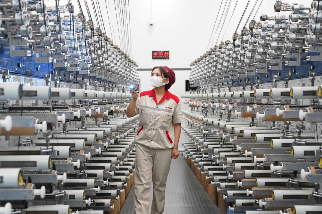 中国建材中复神鹰碳纤维坐褥车间，工东说念主在查验导丝轮。（贵府图片）