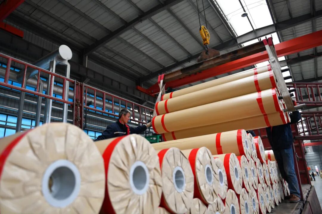 2025年12月12日，工东说念主在四川省广元市一家卷材地板制造车间进行装车功课。