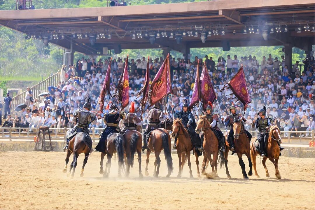木兰草原上“云中战歌”中的马术表演。通讯员聂传伟 摄