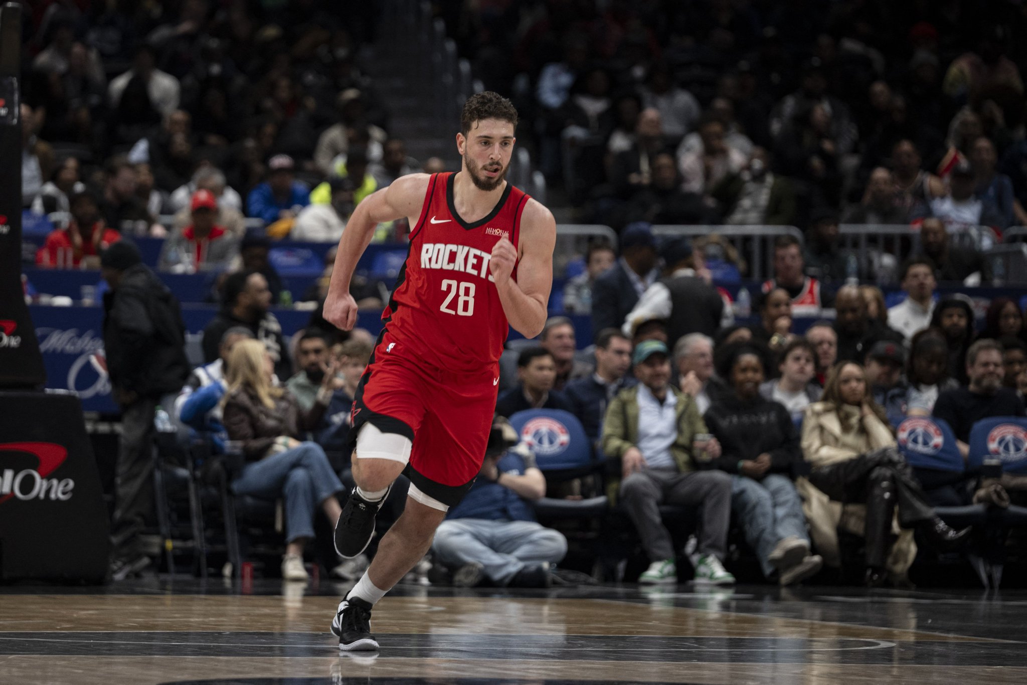 乌度卡：申京在防守方面很投入 对位锡安很专注&把他挡在甜点区外