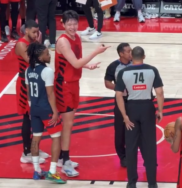 杨瀚森被裁判肯尼迪拉起后 无奈对里斯摇头摊手&全程保持笑脸