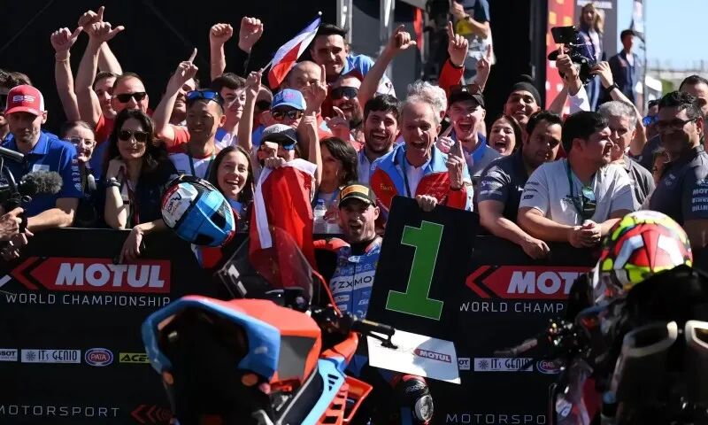 打破欧美日垄断，张雪机车两天夺两冠，直播间涌入6000多人！公司估值超10亿元，创始人草根出身，20年前湖南卫视纪录片刷屏