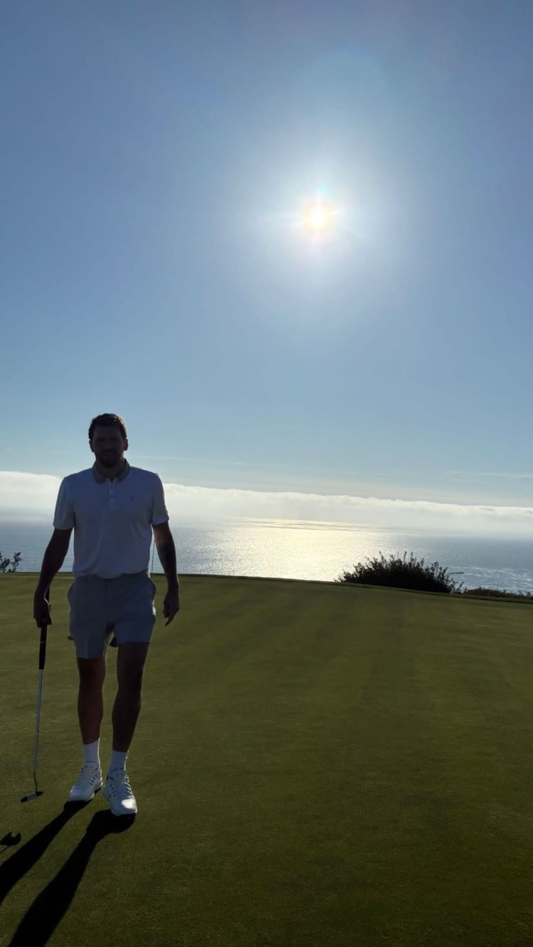 享受海景！东契奇更新IG 再晒自己在海边打高尔夫的动态