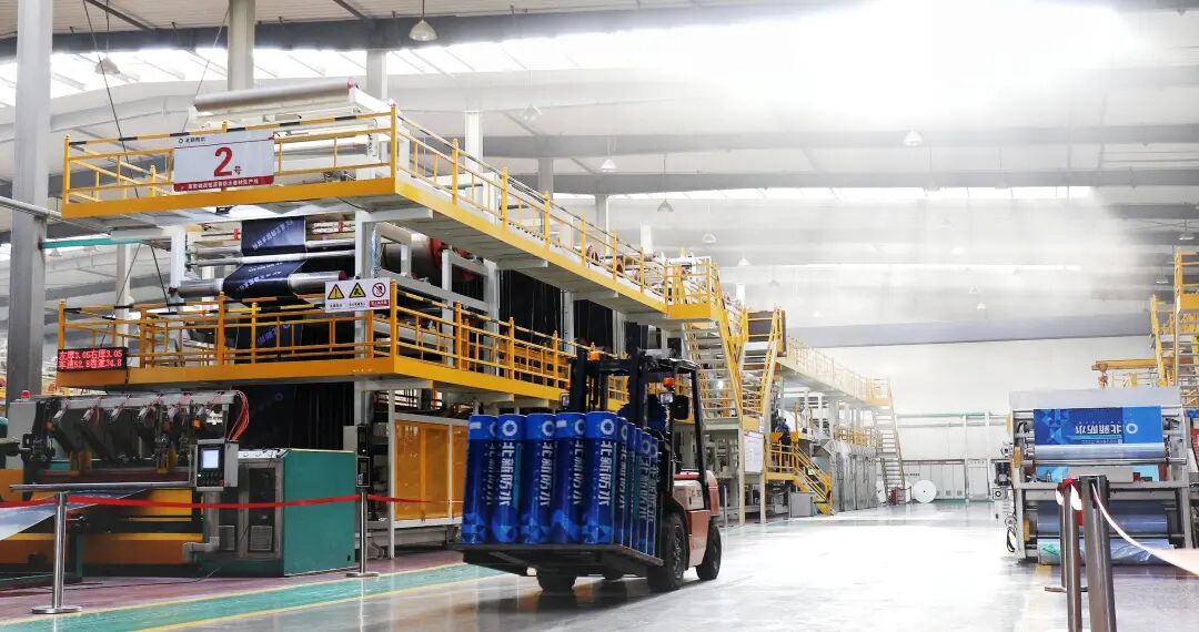 北新禹王防水科技集团有限公司防水材料坐褥车间。（贵府图片）